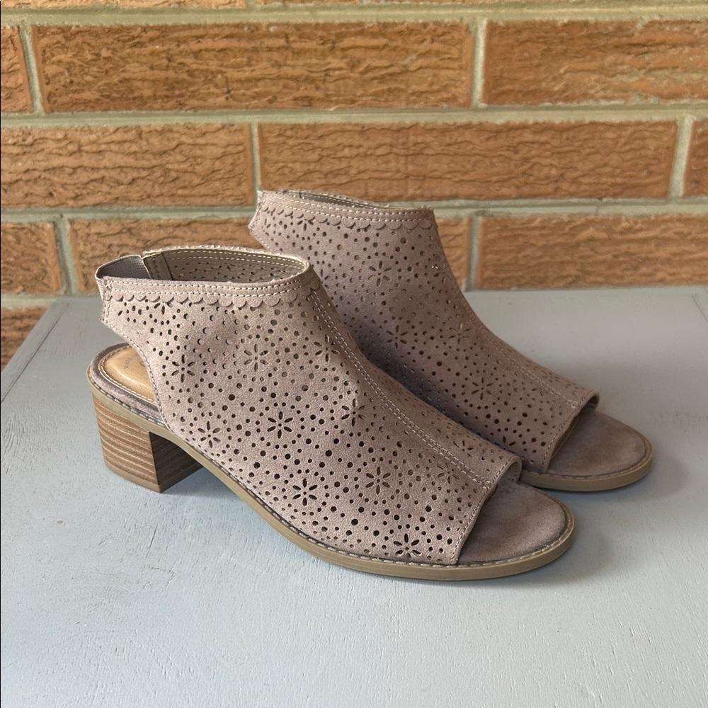 SO girls heeled sandal sand dollar size 5 tan